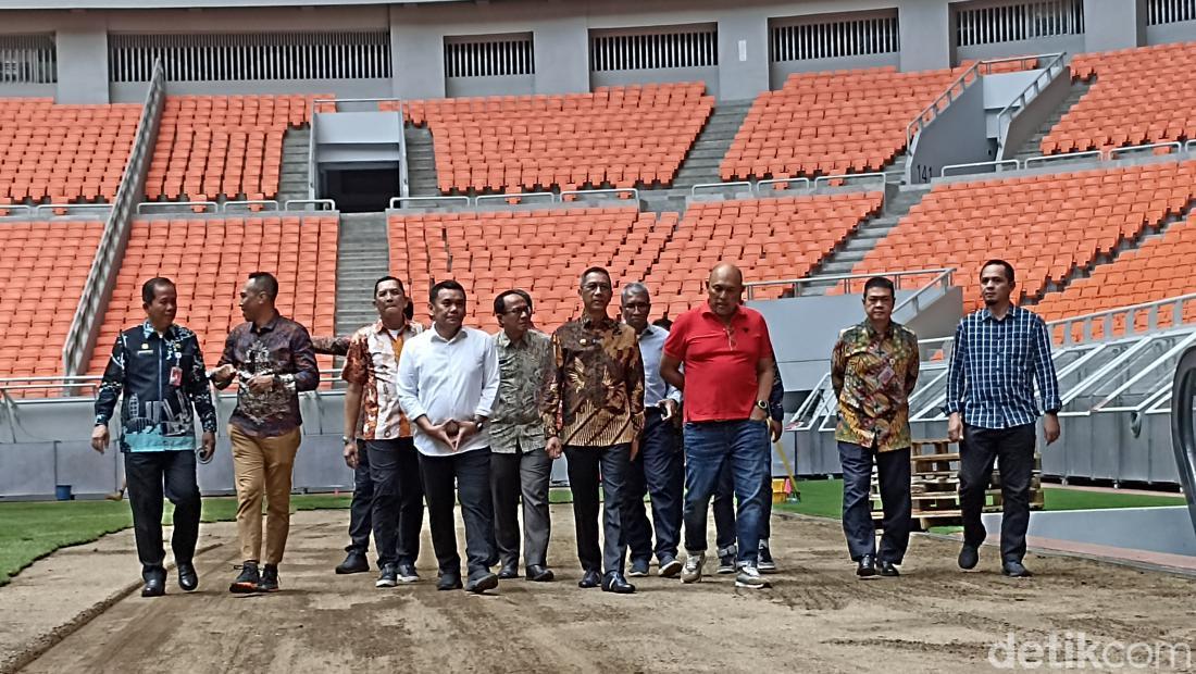 Jelang Pildun U-17, Heru Budi Tinjau Pemasangan Rumput-Akses Tambahan JIS