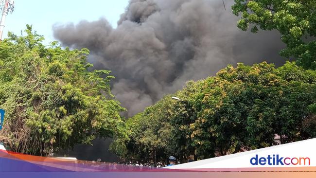 Gudang Rongsok Cirebon Terbakar, Asap Hitam Membumbung Tinggi