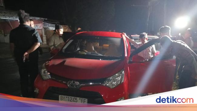 pengemudi kendaraan diperiksa oleh petugas selama razia di perbatasan kediri jombang 17 desember 2025