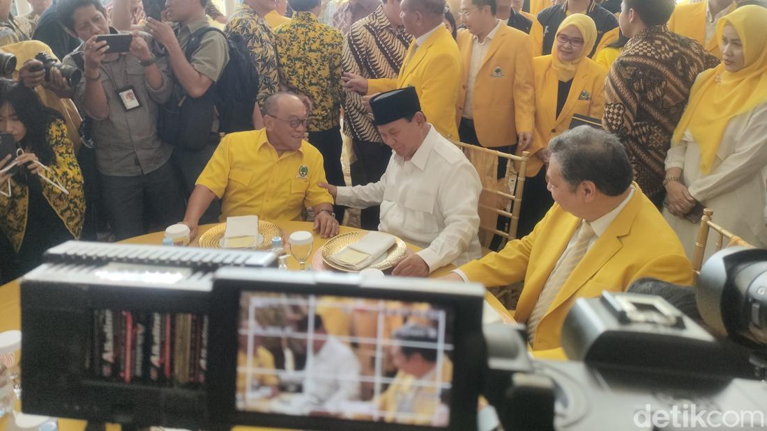 Prabowo Hadiri Tasyakuran HUT Golkar, Salaman Dengan Airlangga-Ical