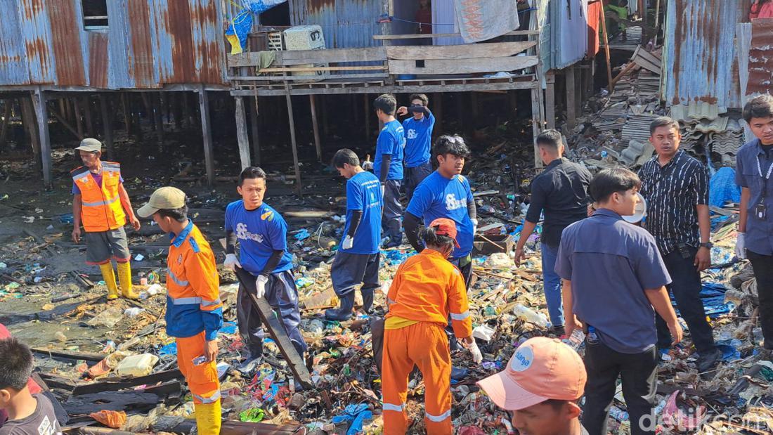 Pandawara Group Dibantu Pemkot Makassar Bersihkan Sampah Di Kampung Nelayan