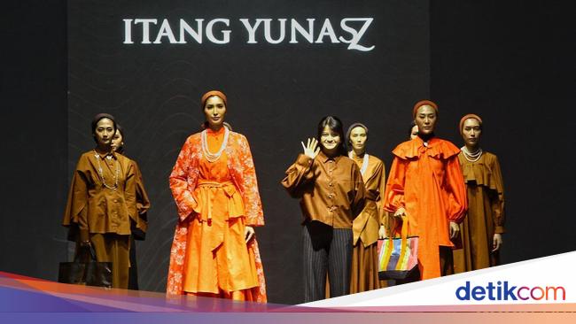Foto: Koleksi Ready To Wear Itang Yunasz di Jakarta Muslim Fashion Week ...
