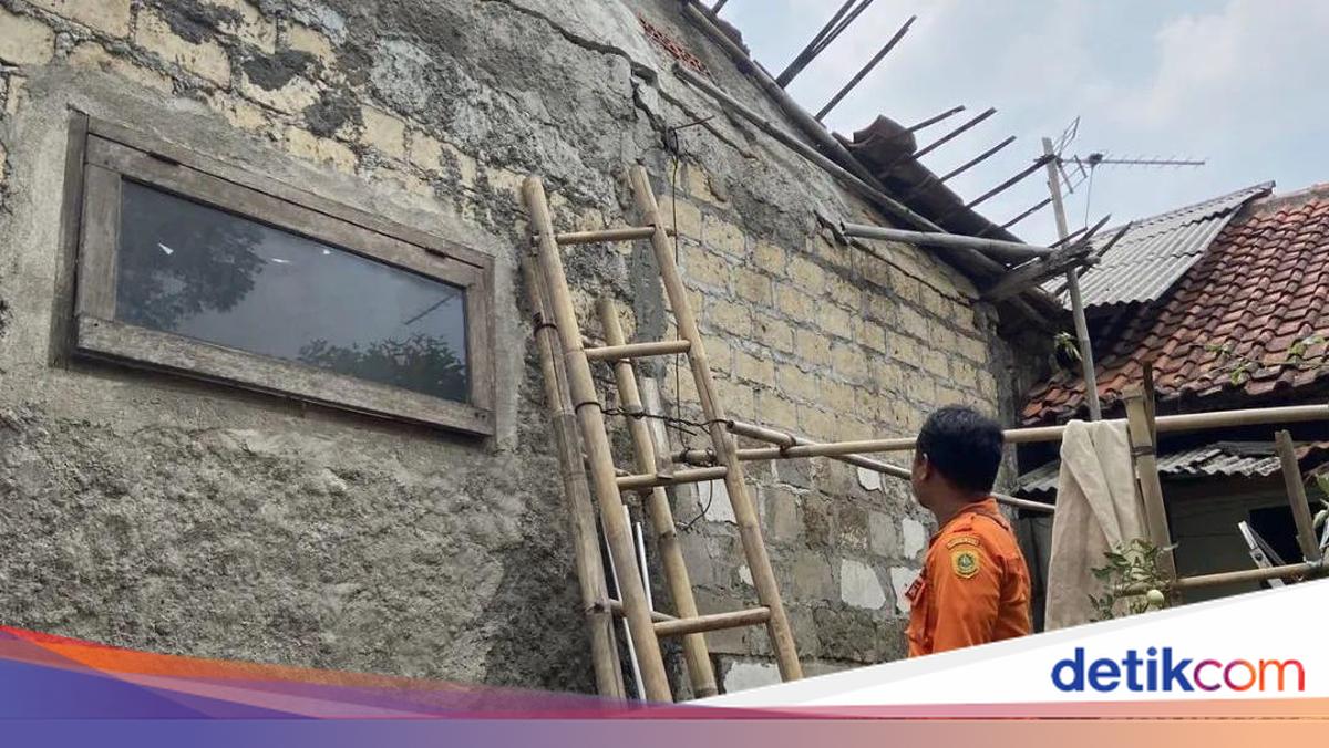 Rumah di Bogor Roboh Usai Diguyur Hujan Deras Disertai Angin Kencang