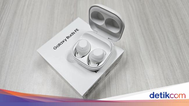 Buds fe обзор. Samsung Galaxy Buds Fe. Samsung Buds Fe. Samsung Buds Fe Cace. Buds Fe White.