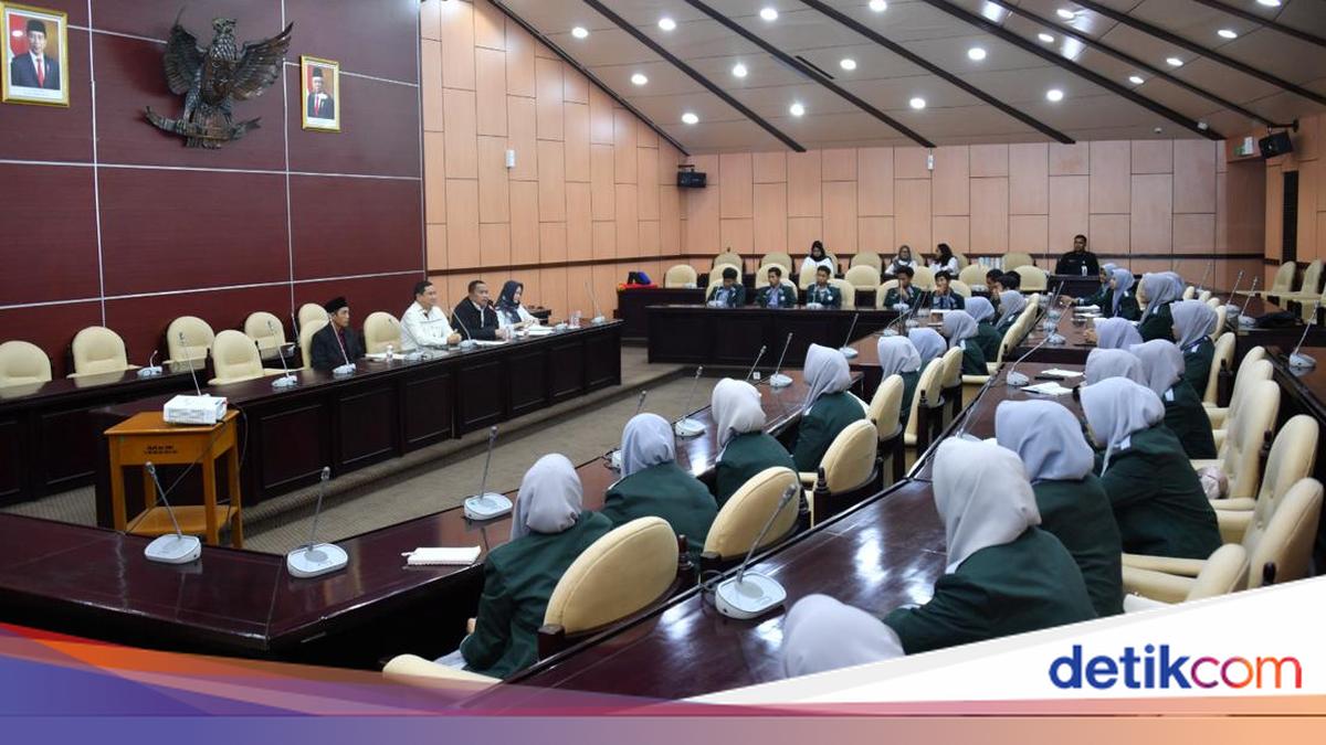 Terima Santri NTB, Setjen MPR Imbau Waspada Hoaks di Tahun Politik
