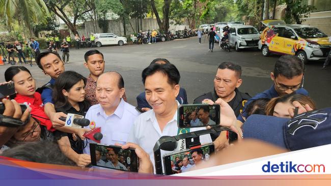 Prabowo Subianto and Gibran Rakabuming Raka Register as Presidential and Vice Presidential Candidates