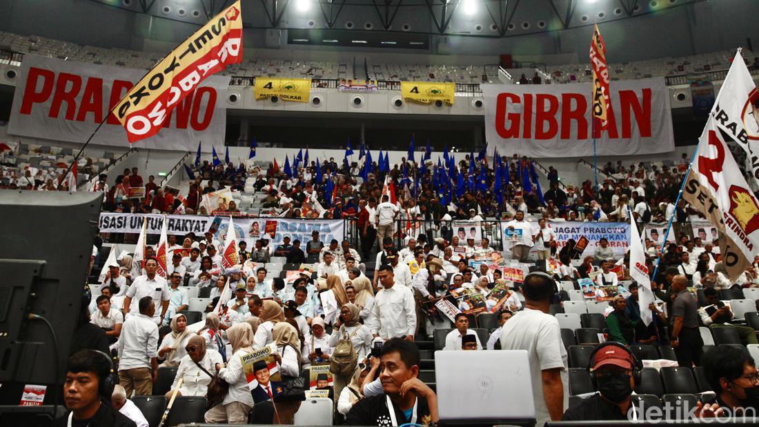 Pendukung Penuhi Deklarasi Prabowo-Gibran Di Indonesia Arena