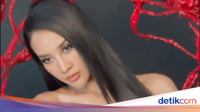 pakai kostum halloween anya geraldine