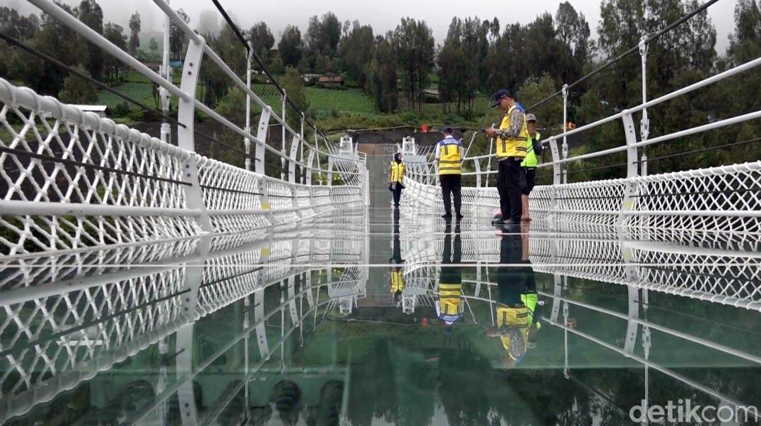 Menengok Jembatan Kaca Bromo Yang Akan Segara Diresmikan