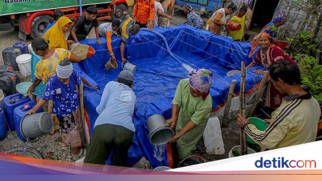 Kekeringan Warga Bojonegoro Terima Bantuan Air Bersih 0885