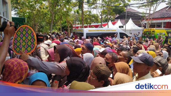 Momen Puluhan Warga Bangkalan Antusias Antre Paket Sembako