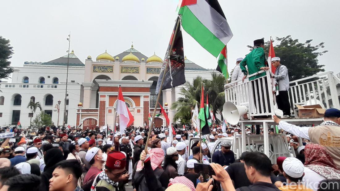 Ribuan Umat Muslim Palembang Turun Ke Jalan Bela Palestina