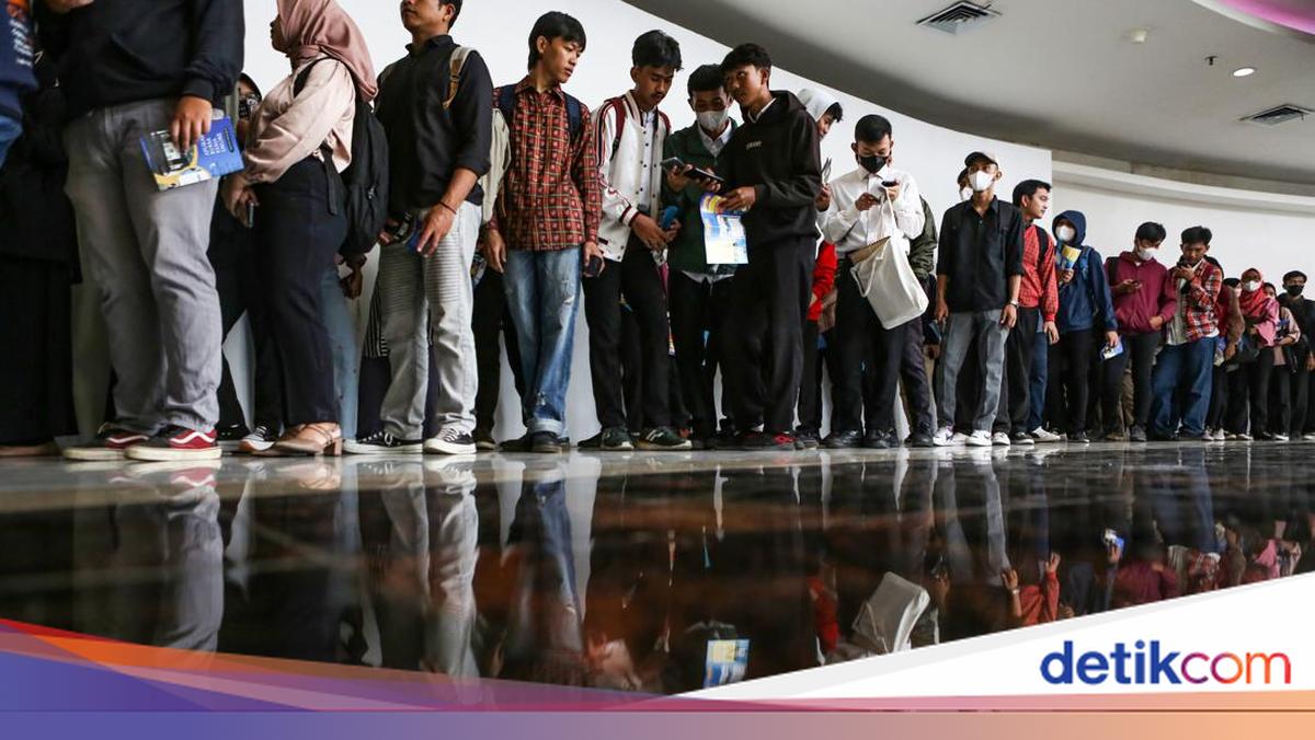 Demi Gaji Rp 15 Juta, Ribuan Pelamar Kerja Antre Sampai 2 Km