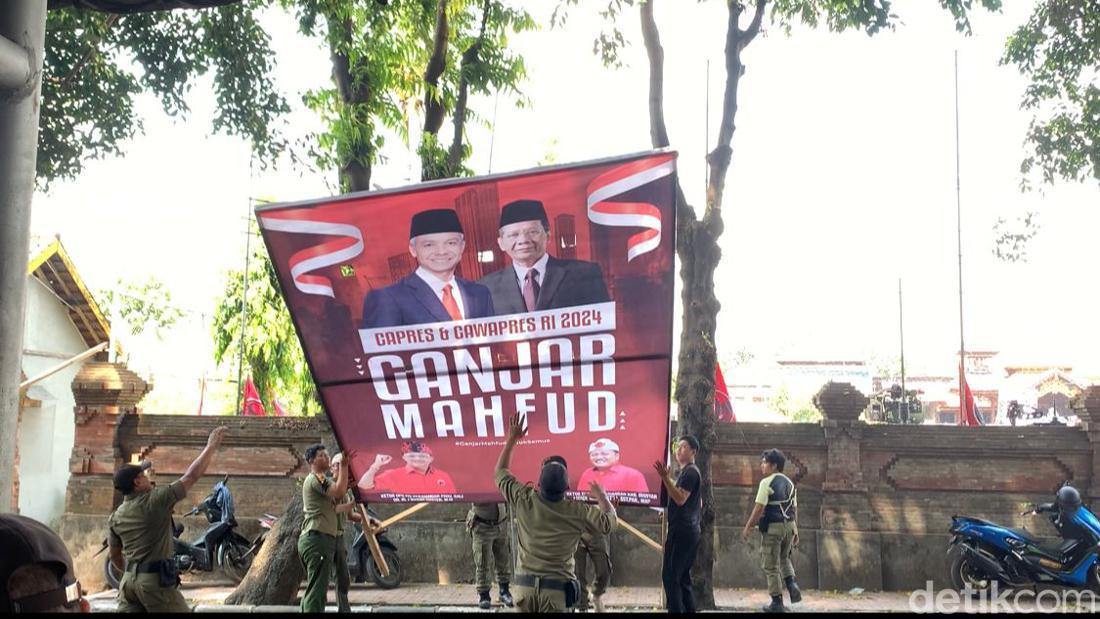 Baliho Ganjar-Mahfud Dicopot Jelang Kunjungan Jokowi Atas Perintah Mahendra