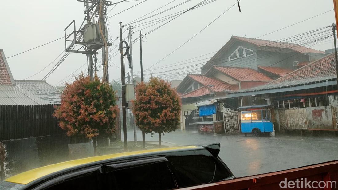 Kota Bogor Diguyur Hujan Deras Disertai Petir, Waspada Pohon Tumbang