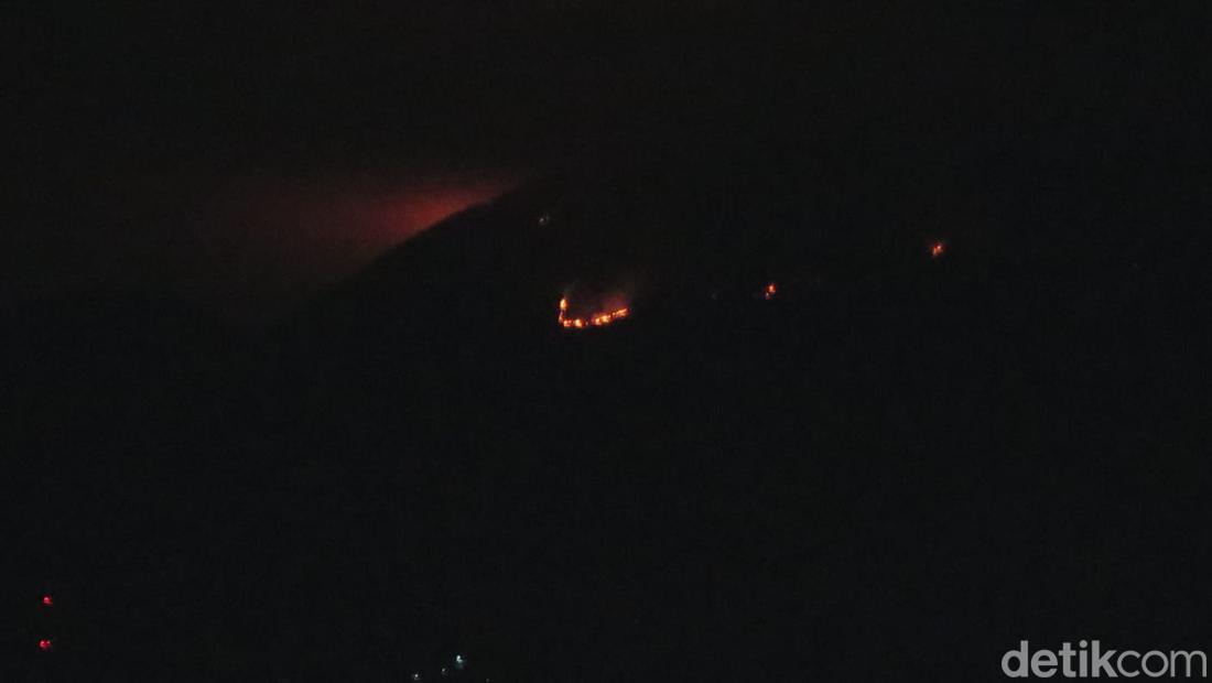 Titik Api Gunung Penanggungan Masih Terlihat Membara Dari Sidoarjo