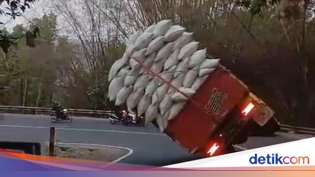 Kelebihan Muatan Truk Pengangkut Pupuk Terguling Di Jalan Jogja Wonosari