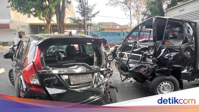 4 Mobil Kecelakaan Karambol Di Jalan Slamet Riyadi Solo Lalin Macet