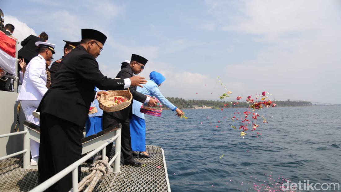 Upacara Tabur Bunga Hari Pahlawan Di Selat Bali Kenang Kru KRI Nanggala 402