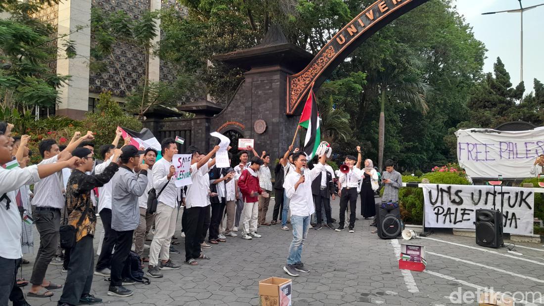 Gelar Aksi Bela Palestina, Mahasiswa UNS Injak Bendera Israel