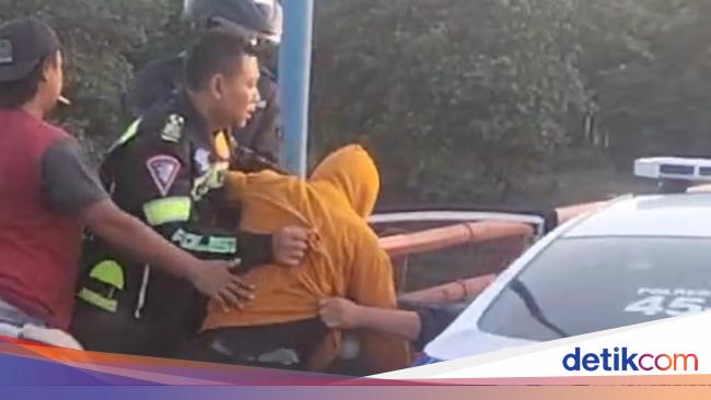 Upaya Bunuh Diri Pria Loncat Dari Jembatan Semampir Kota Kediri Digagalkan