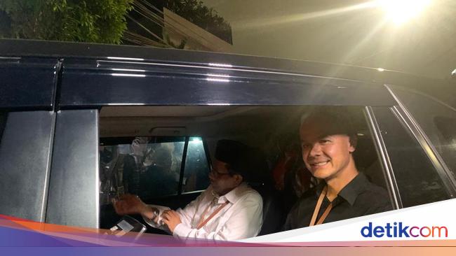 Berkemeja Hitam Putih Ganjar Dan Mahfud Ke Kpu Untuk Undi Nomor Urut