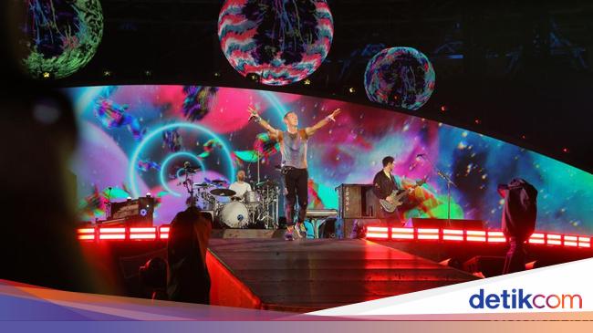 Aksi Coldplay Ganti Bendera Pelangi dengan Kain Putih Bertuliskan Cinta