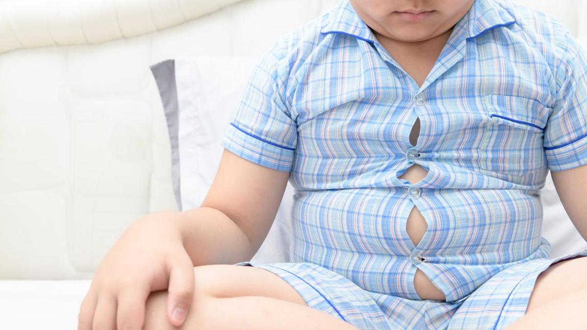Ilustrasi anak minum susu dan obesitas