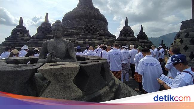 Dari Puncak Candi Borobudur, Umat Buddha Doakan Palestina