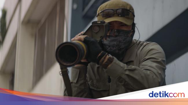 Rio Dewanto Coba Bazoka Perdana Seumur Hidup di Film 13 Bom di Jakarta