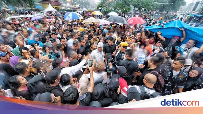 Di Tengah Guyuran Hujan Gibran Dikerumuni Warga Medan Saat Cfd