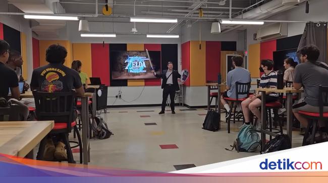 Profesor sedang mengajar di kelas universitas