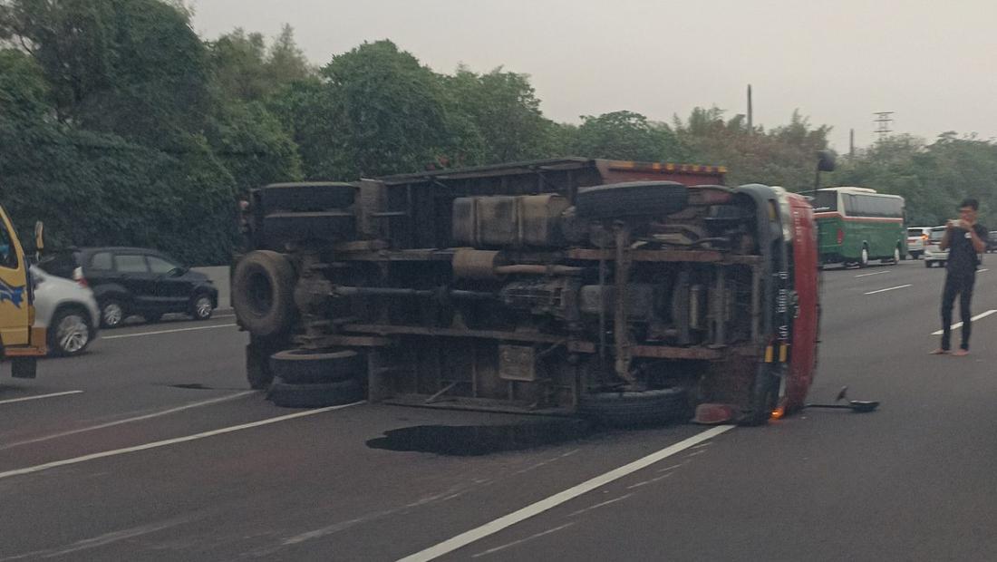 Kecelakaan Truk Melintang Di Tol Jagorawi Km 4, Lalin Arah Jakarta Macet