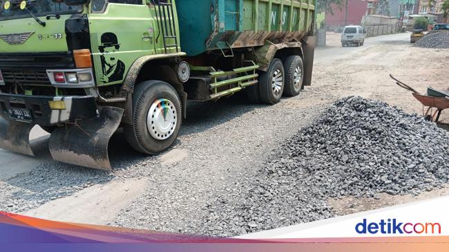 Rusak Parah, Jalan Parung Panjang Ada yang Ditambal Batu Split