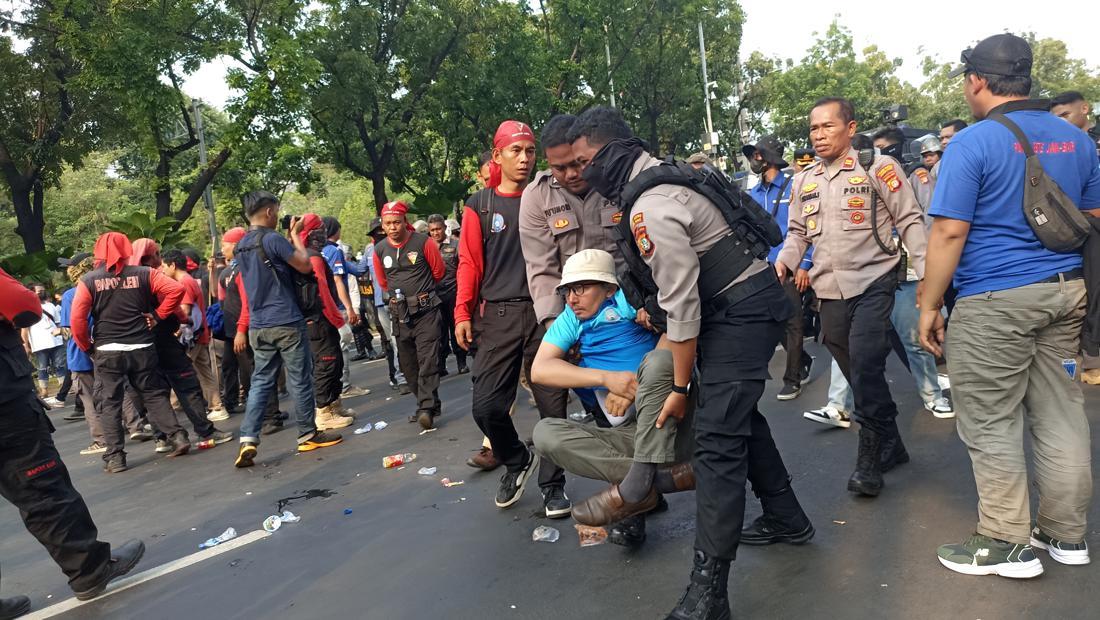 Polisi Minta Massa Buruh Bubar Usai Demo Ricuh-Rusak Pagar Balai Kota DKI