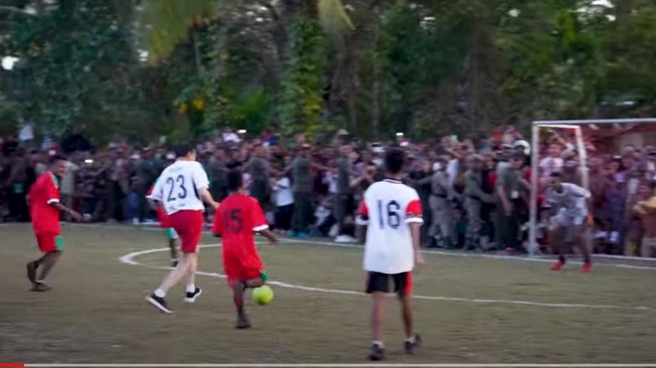 Jokowi Main Bola Bareng Anak-anak Di Papua, Cetak Gol Lalu Kebobolan