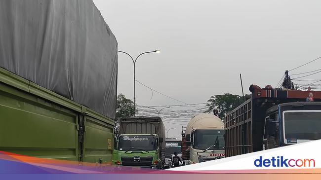 Cerita Sopir Truk Alami Rugi Gegara Macet 12 Jam Akibat Demo Buruh Di