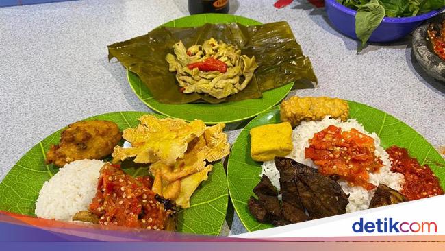 Makan Siang dengan Menu Sundaan Sedap dan Enak Ada di Sini!