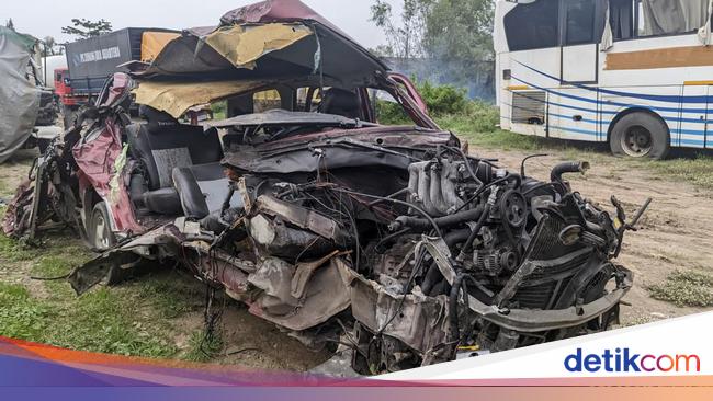 mobil hancur setelah tabrakan di simpang empat monjali