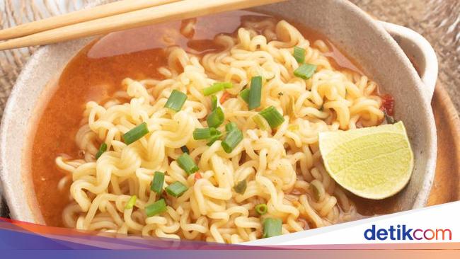 Makan Mie Instan Bikin Usus Lengket hingga Usus Buntu, Apa Iya?