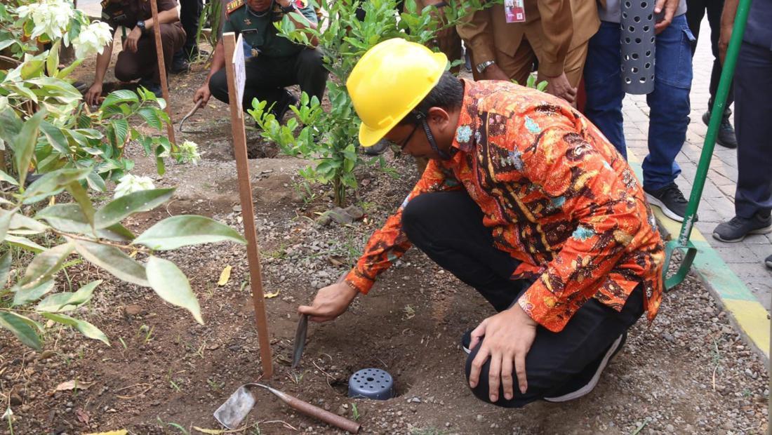 Bupati Sidoarjo Minimalisir Banjir Dengan Gerakan 1 ASN 2 Lubang Biopori