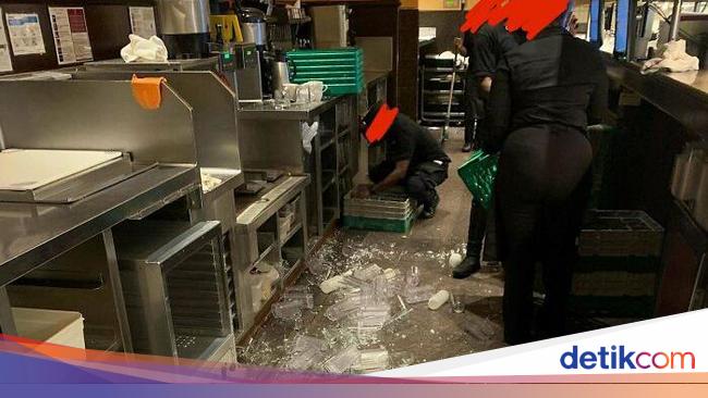 Foto Ujian Hidup Pelayan Restoran, Ingat Sabar Disayang Tuhan