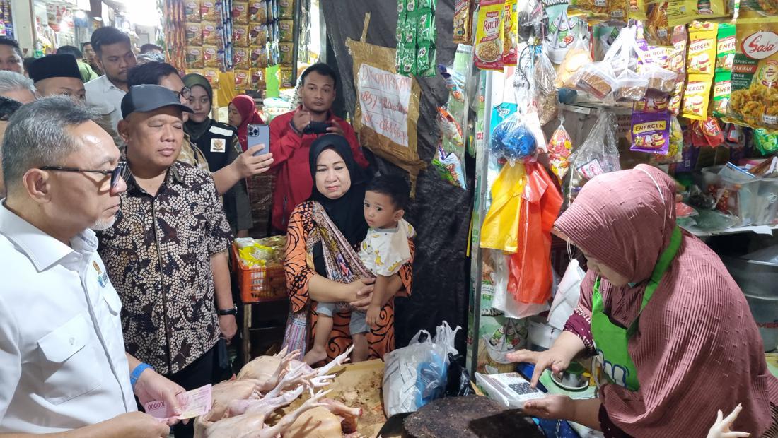 Pantau Bapok Di Pasar Gresik, Mendag Zulhas Ungkap Harga Stabil-Stok Aman