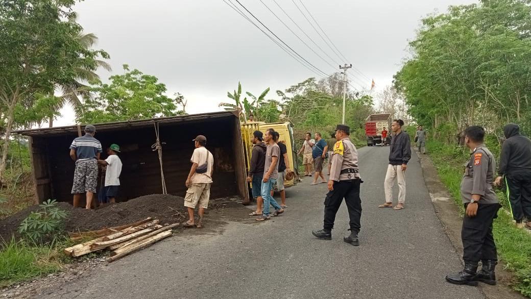 Patah As Roda, Truk Muatan Pasir Terguling Di Tanjakan Tompak Kulon Progo