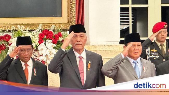 Hormat Luhut ke Jokowi Saat Kepulangan Singkat ke Jakarta