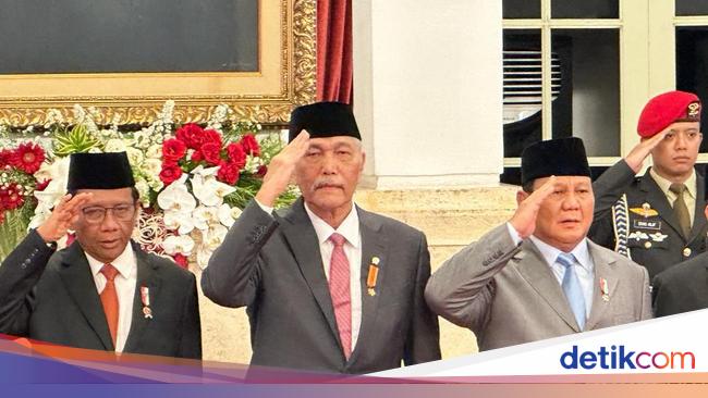 Hormat Luhut ke Jokowi Saat Kepulangan Singkat ke Jakarta Hormat Luhut ke Jokowi Saat Kepulangan Singkat ke Jakarta