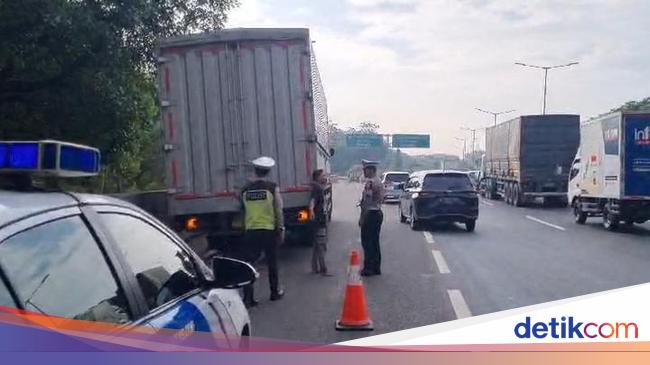 Ada Truk Pecah Ban Di Tol Serpong Lalin Ke Tol Jorr Macet 0801