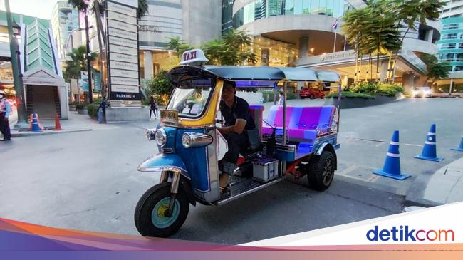 Ckckck! Sepasang Turis Mesra-mesraan di Tuk-Tuk yang Sedang Melaju