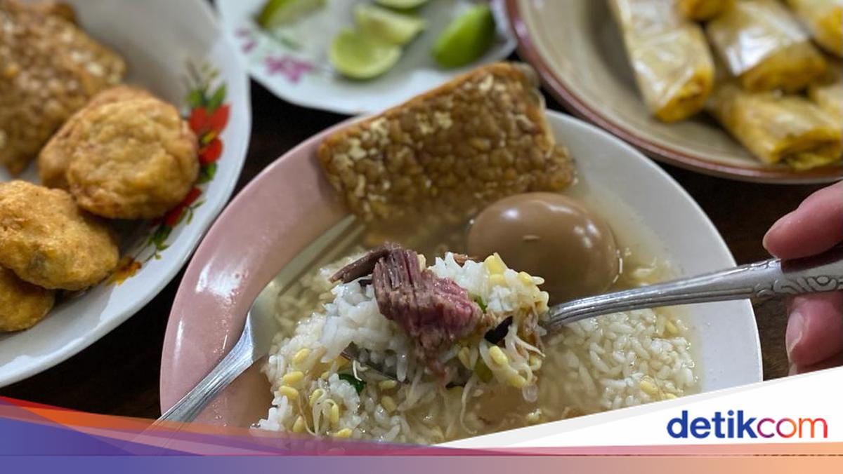 Soto Mie kuah kari dengan bawang goreng dan telur rebus