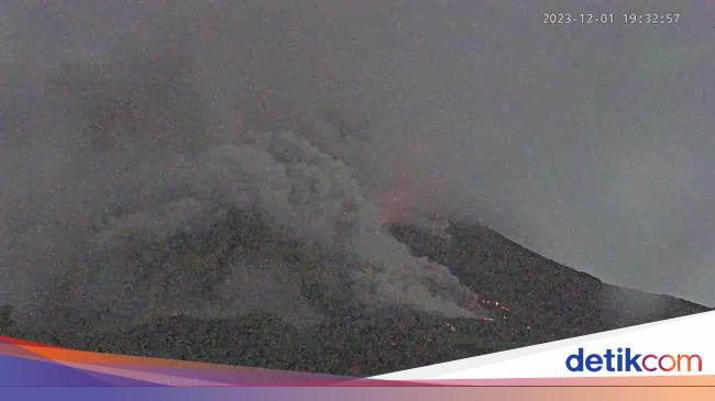 Gunung Merapi Luncurkan Awan Panas 2 Km Arah Kali Bebeng Malam Ini